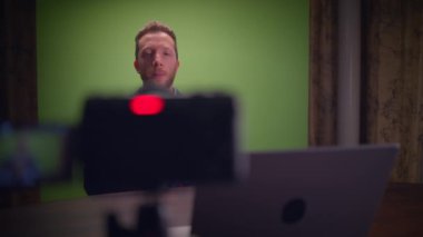 Genç yakışıklı içerik yaratıcısı canlı yayında koçluk videosunda takım elbise giyiyor.