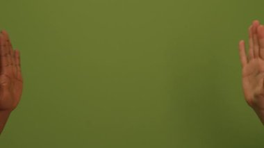 Bu, çeşitli doğa temalı projeler, tasarımlar ve sunumlar için uygun desenli yeşil bir arka plandır.