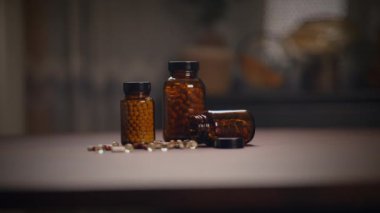 Doğal malzemelerle dolu cam kavanozların sanatsal bir gösterisi, sağlık ve sağlık temaları için mükemmel.