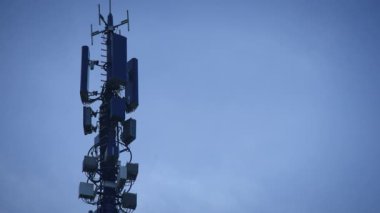5G İletişim Anten Kulesi Cep Telefonu Sinyali Kablosuz İletimi. Yüksek kalite 4k görüntü
