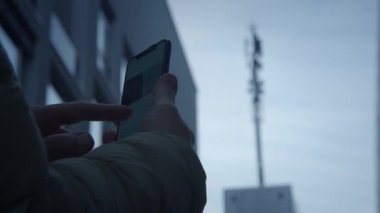 5G İletişim Anten Kulesi Cep Telefonu Sinyali Kablosuz İletimi. Yüksek kalite 4k görüntü