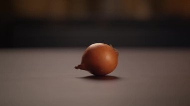 Sağlıklı beslenme arka planı - Ahşap masaya yerleştirilmiş soyulmamış bir soğan pişirmeye hazır