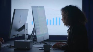 Modern ofiste çalışan çok ırklı kadın ve erkeklerden oluşan borsa komisyoncusu satış ekibi. Yüksek kalite 4k görüntü