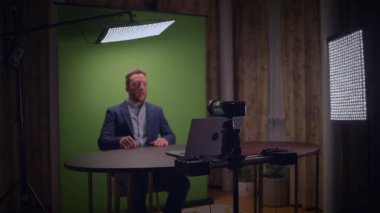 Bu stüdyo yüksek kaliteli video içeriği üretmek için tasarlanmış profesyonel yeşil ekran düzeneği ile donatılmıştır.