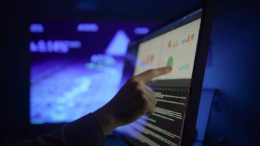 Deneyimli bir profesyonel çeşitli bilgi türlerini gösteren gelişmiş bir bilgisayarda veri analizi kullanır