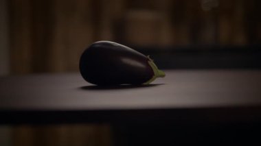 Göz kamaştırıcı ve taze bir patlıcan ahşap bir masada güzelce sergilenir.