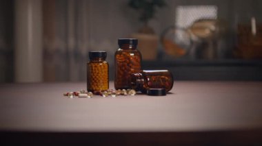 Estetik olarak düzenlenmiş kehribar şişeleri ve ahşap bir yüzey üzerinde güzelce sergilenen besin takviyeleri.