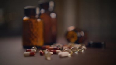 Çeşitli ilaç ve şişelerden oluşan bir çeşitliliğe yakından bakarak, mevcut sağlık sorunlarına çeşitli çözümler sunuluyor