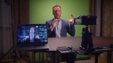Genç yakışıklı içerik yaratıcısı canlı yayında koçluk videosunda takım elbise giyiyor.