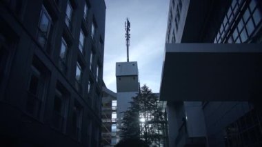 5G İletişim Anten Kulesi Cep Telefonu Sinyali Kablosuz İletimi. Yüksek kalite 4k görüntü