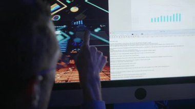 Çeşitli grafik ve istatistikleri gösteren bir dijital ekranda gösterilen yetenekli bir profesyonel inceleme eğilimi