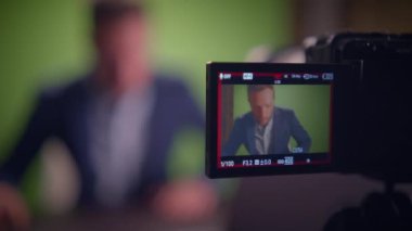 Bir kamera görüntüleyicisi bulanık yeşil ekran arkaplanı görüntüler, çekim faaliyetleri için tamamen hazırdır