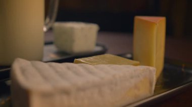 Unutulmaz bir gurme deneyimi sunmak için nefis bir zanaatkar peyniri seçimi.