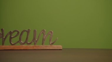 Bu, modern tasarım projeleri için ideal dekoratif bir unsurun yer aldığı temiz ve minimalist bir yeşil arkaplan.