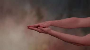 Bu açık bir jestteki ellerin yakın plan görüntüsü, karmaşık ifadeleri ve derin duyguları vurguluyor.