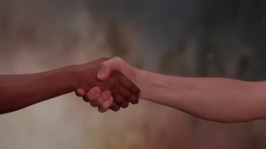 Takım çalışmasını ve bireyler arasındaki karşılıklı saygıyı gösteren, el sıkışma içindeki çeşitli ellerin yakın çekimi