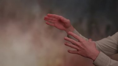 Bu, canlı ve bulanık bir arkaplan üzerine kurulu sanatsal bir sunum.