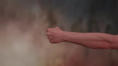 Sarsılmaz güç ve kararlılığı sembolize eden sıkıca sıkılmış bir yumruğun inanılmaz güçlü bir gösterisi.