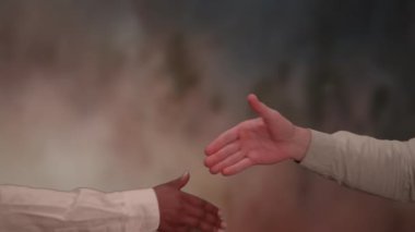 Erkek erkeğe tokalaşma, ofis görüşmeleri, iki tanınmayan adamı işe alma, iş adamları, çok ırklı ortaklarla buluşma, sigorta, banka kredileri, iş ortaklığı, iş ortaklığı.