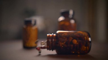 Sağlık malzemeleri ile dolu kehribar kavanozları sağlıklı yaşam ve çeşitli sağlık ürünleri için ideal betimlemeler sunuyor.