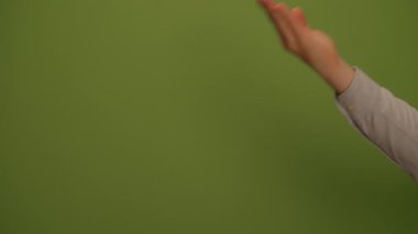 Yaratıcı tasarımlar, eşsiz sanat projeleri veya dokulu bir arkaplan olarak hizmet veren yumuşak yeşil bir arkaplan