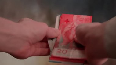 Elden ele para saymak, RMB 'ye para vermek, para banknotları. Yüksek kalite 4k görüntü
