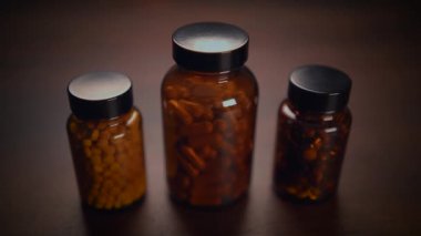 Detaylı bir yakın çekim resmi çeşitli besin maddeleriyle dolu üç ayrı kavanozu gösteriyor.