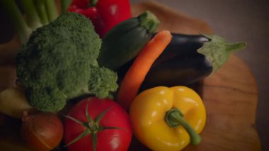 Sağlıklı yemek seçimlerini ve doğru beslenmeyi teşvik eden çeşitli taze sebzelerin canlı ve renkli bir görüntüsü.