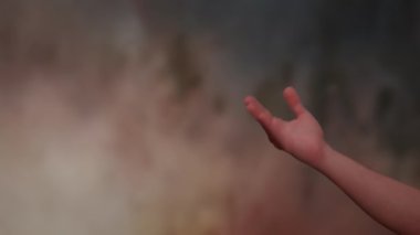 Çalkantılı dumanın ve canlı renklerin, derin bir gizem ve zengin bir ortam yaratarak çağrıştıran bir karışımı.