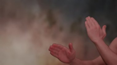 Canlı bir illüstrasyon dinamik elleri bir arada alkışlıyor, enerjiyi ve coşkuyu simgeliyor.