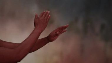 Bu, yaratıcı medya ve tasarım amaçları için ideal, zengin renklerle sarmalanmış büyüleyici bir duman karışımı.