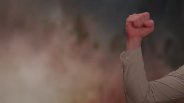 Sanatsal bağlamda, sıkılmış bir yumruk güçlü bir semboldür. Güç ve kararlılığı somutlaştırır.
