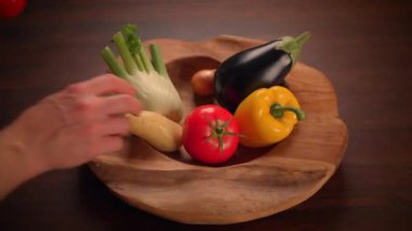 Göz kamaştırıcı ahşap bir kasede sergilenecek taze ve canlı sebzelerden oluşan hoş bir seçim.