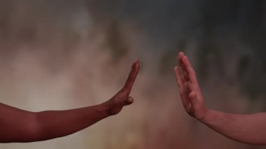 Birbirine doğru uzanan iki el, bağı, iletişimi ve birliğin özünü sembolize eder.