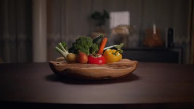 Kırsal, büyüleyici, renkli, taze sebzeler masanın üzerindeki ahşap bir kasede zarif bir şekilde dizilmiş.