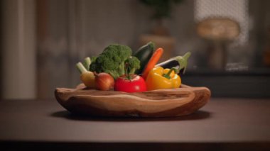 Büyüleyici bir ahşap tepside sergilenen çeşitli taze sebzelerin canlı bir çeşidi.