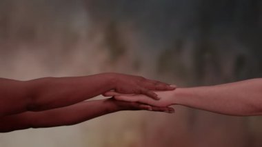 Birbirine doğru uzanan çeşitli ellerin sanatsal tasviri birliği ve bağlantıyı güzel bir şekilde sembolize ediyor.