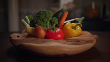 Canlı bir organik sebze çeşidi ahşap bir kasede güzelce düzenlenir ve tazeliklerini sergiler.