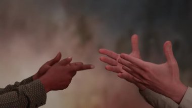 Tüm insanlar arasındaki birliği ve derin bağlantıyı sembolize eden, farklı ellerin uzandığı güçlü ve anımsatıcı bir görüntü.