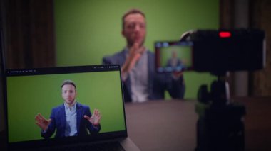 Bağlı bir sunucu yeşil ekran kullanarak video içeriğini ustalıkla yakalar ve dinamik medya üretimini sağlar