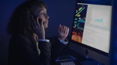 Odaklanmış bir iş kadını uzun süreli bir telefon görüşmesi yapar ve çalışmaya olan bağlılığını gösterir.
