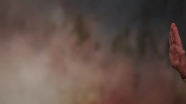 Canlı renklerin ve çeşitli dokuların bu büyüleyici karışımı rüya gibi bir bulutun özünü gerçekten yakalar.