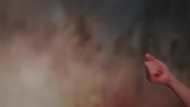 İşaret jestinin yakın görüntüsü. Beyaz, beyaz, beyaz erkek, sağ parmaklarıyla birini davet ederken 