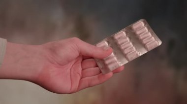 Makro kamera yavaş yavaş hapları şişeye dökerken reçeteli ilaçlar masanın üstünde. - Evet. Yüksek kalite 4k görüntü