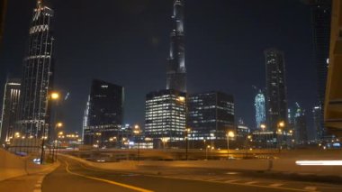 Dubais 'in göz kamaştırıcı gökdelenlerinin muhteşem manzarasını tecrübe edin, ikonik gökdelenlerin gece güzelce aydınlatıldığı