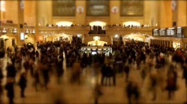 Grand Central Terminali 'nde canlı ve hareketli bir sahne. Şehir seyahatinin gerçek özünü güzel bir şekilde yansıtıyor.