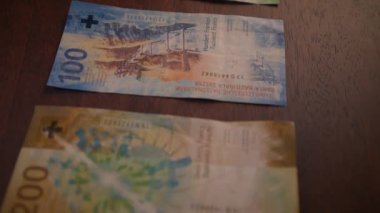Banknotların hareketli dünyasını eşeleyerek, karmaşık tasarımlar ve büyüleyici zengin renkler sergiliyor.