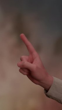 Bir el hareketinin yakın plan görüntüsü, güzel bulanık, sanatsal bir arka plan etkiyi arttırır.