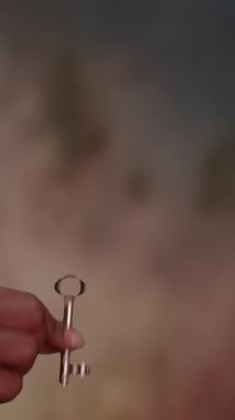Yakın plan bir resim bulanık arkaplan, derinlik ve entrikayı artıran eşsiz bir nesneyi vurgular