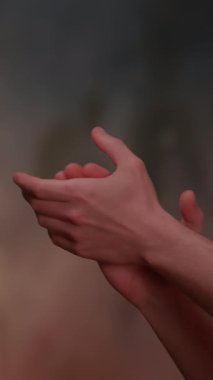 Estetik cazibe için yumuşak, bulanık bir arka plana karşı zarif bir şekilde çekilen alkış.